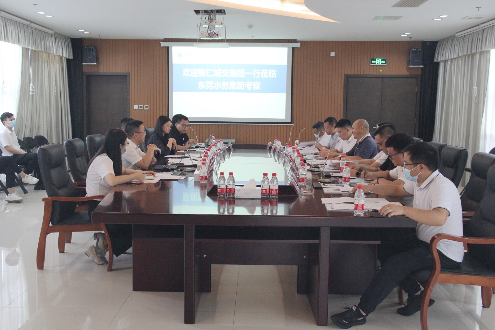 开展座谈会议深入探讨交流.jpg 开展座谈会议深入探讨交流.jpg