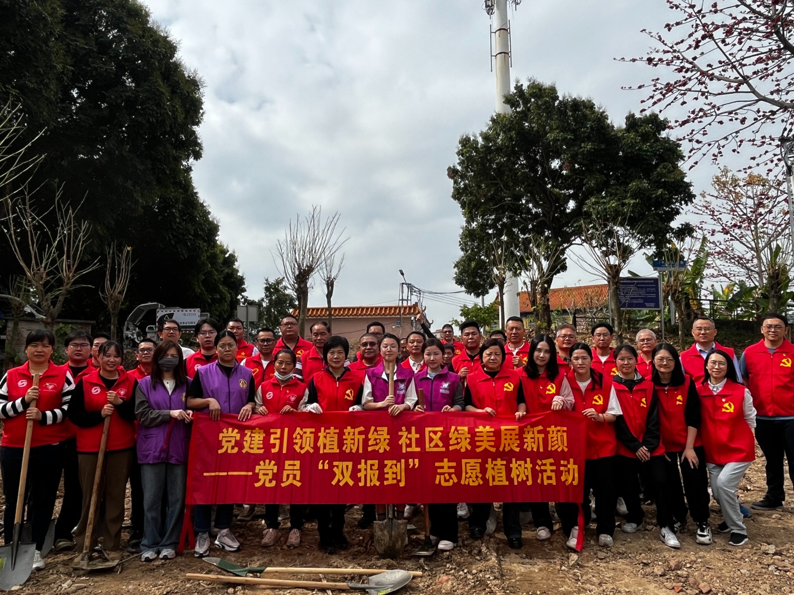 图注5:科技公司第二党支部共建开展“党建引领植新绿 社区绿美展新颜”志愿植树活动.jpg